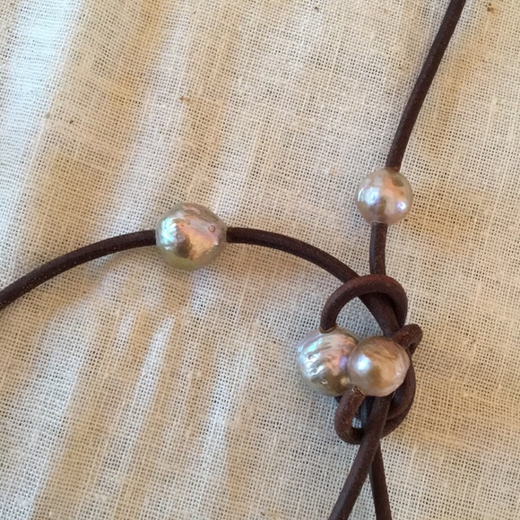 Leather wrap necklace/belt w/freshwater pearls - Picture 3 of 5